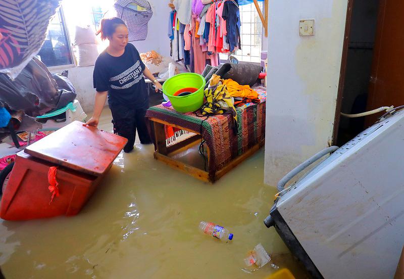 Selangor hit by flash floods Selangor hit by flash floods