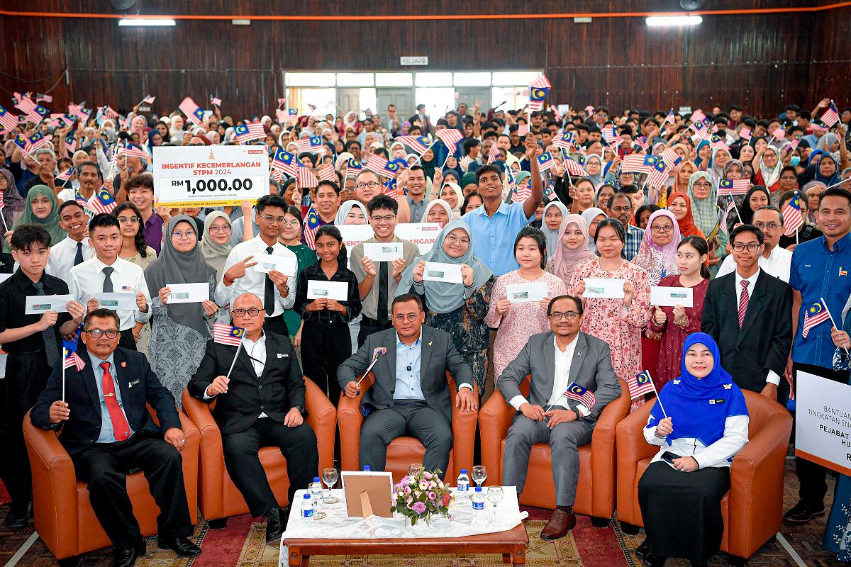 Selangor luaskan baucar buku RM200 kepada pelajar Tingkatan Enam Selangor luaskan baucar buku RM200 kepada pelajar Tingkatan Enam