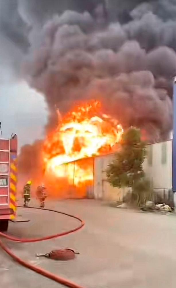 Senai paint factory fire injures 3, destroys vehicles and nearby units