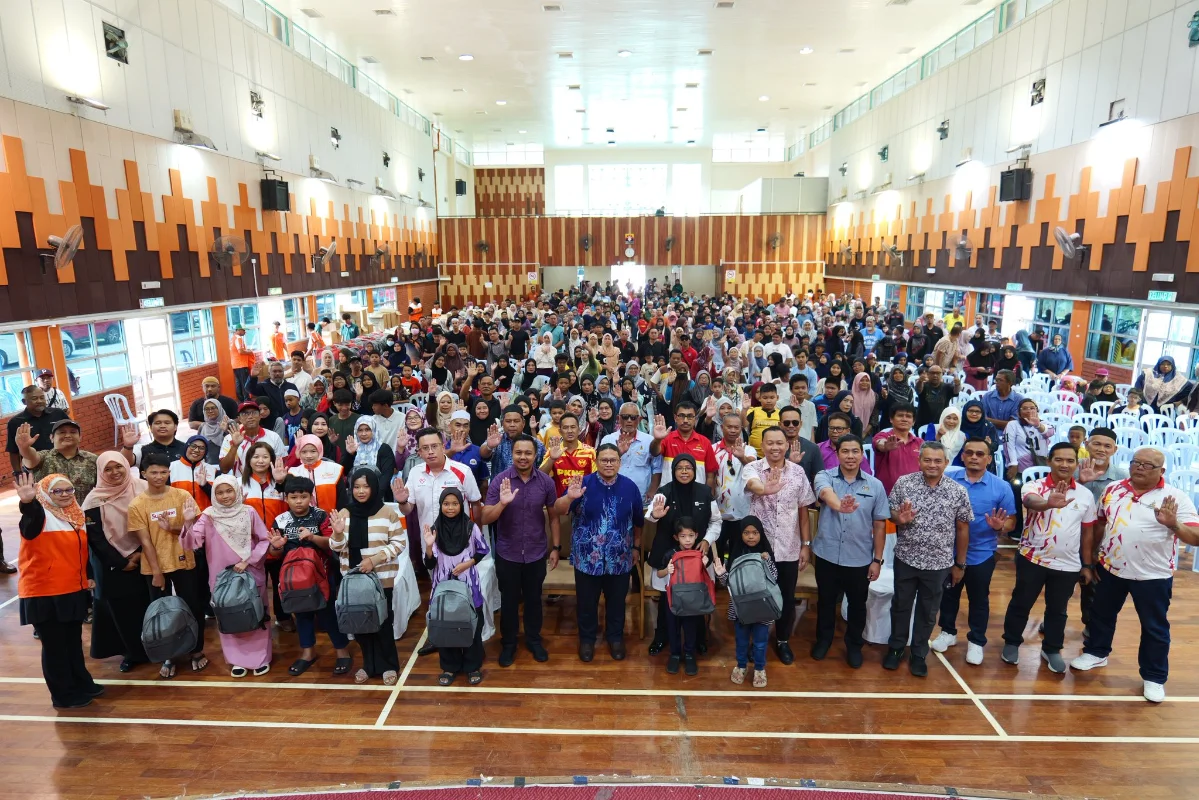 Sepang_MP_gives_school_supplies_to_500_children_in_constituency Sepang MP gives school supplies to 500 children in constituency