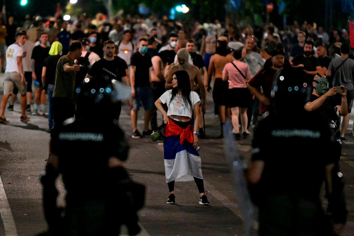 Serbian police dismantle anti-govt protesters’ barricades Serbian police dismantle anti-govt protesters’ barricades
