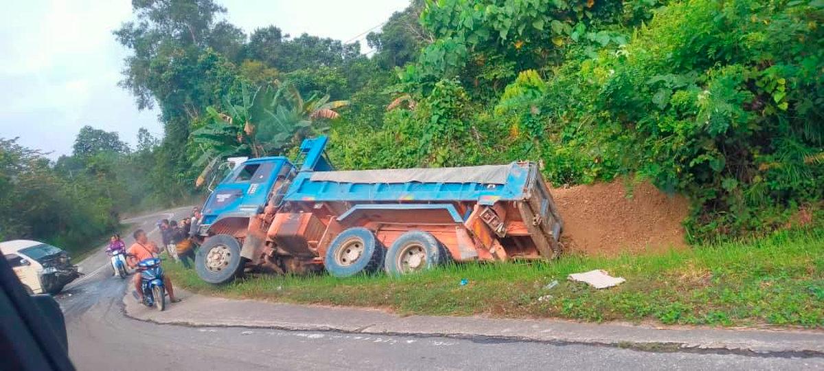 Seven Health Ministry staff escape death following van-lorry collision in Tenom Seven Health Ministry staff escape death following van-lorry collision in Tenom