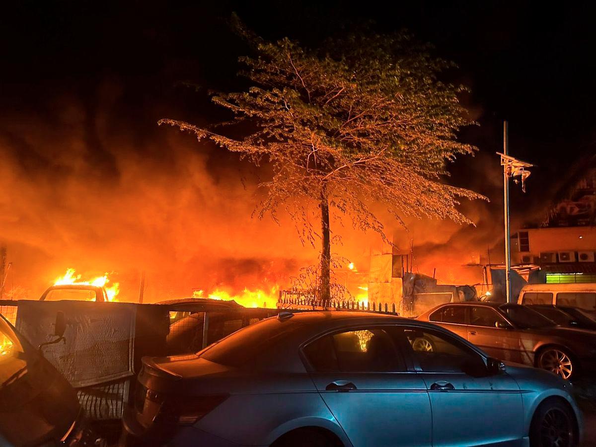 Shah Alam workshop fire destroys 37 cars and 7 motorcycles Shah Alam workshop fire destroys 37 cars and 7 motorcycles