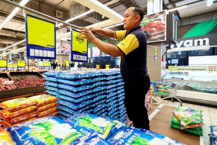 Shops enforce MyKad checks when customers purchase subsidised local white rice Shops enforce MyKad checks when customers purchase subsidised local white rice
