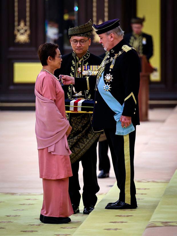 Sign language interpreter Tan Lee Bee receives award from King for her service stretching over four decades Sign language interpreter Tan Lee Bee receives award from King for her service stretching over four decades