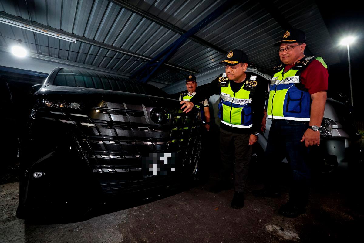 Singaporean e-hailing vehicles detained in Johor for illegal operations Singaporean e-hailing vehicles detained in Johor for illegal operations