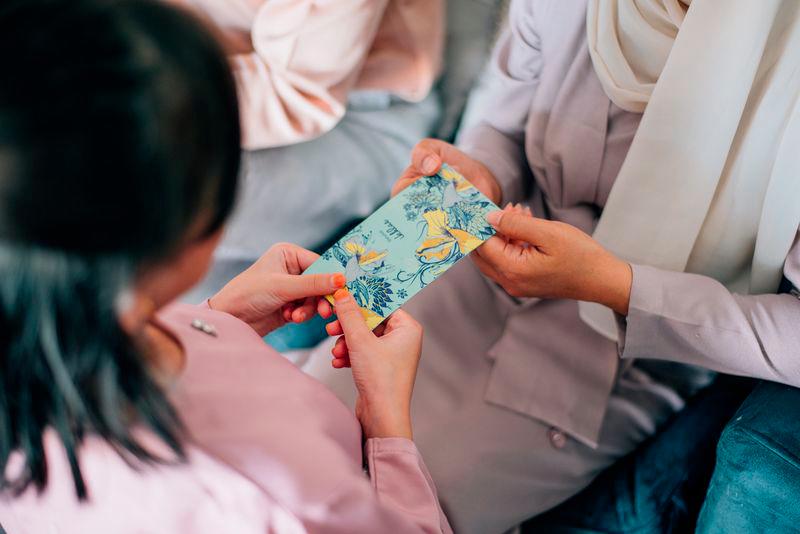 Singaporean woman stops giving out ‘duit raya’ after child’s rude comment and mother’s lax reaction 