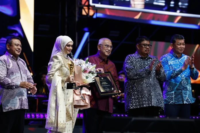 Siti Nurhaliza terima anugerah Ikon Seni dan Budaya Melaka