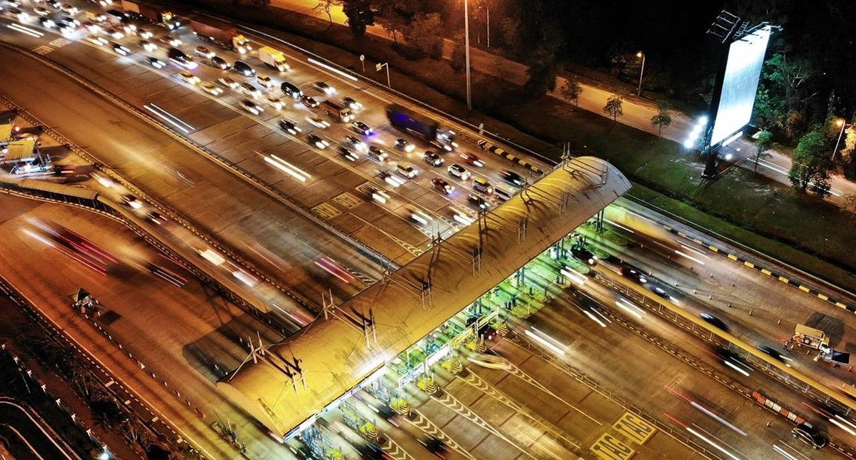 Slow traffic flow on several leading highways tonight Slow traffic flow on several leading highways tonight