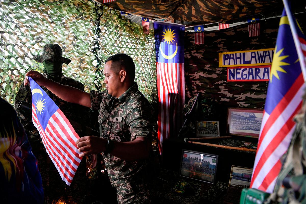 Soldier creates National Day decorations from recycled materials in Alor Setar Soldier creates National Day decorations from recycled materials in Alor Setar