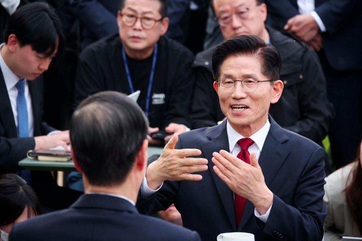 South Korea's conservatives move to switch presidential candidates South Korea's conservatives move to switch presidential candidates