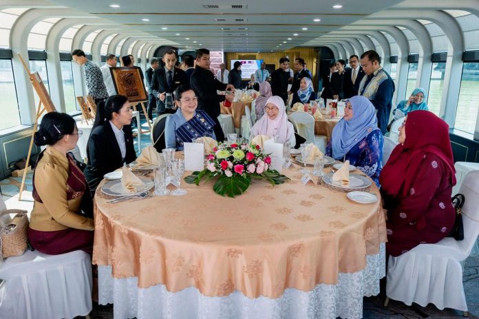 Spouse of Lao PM enjoys lake cruise in Putrajaya