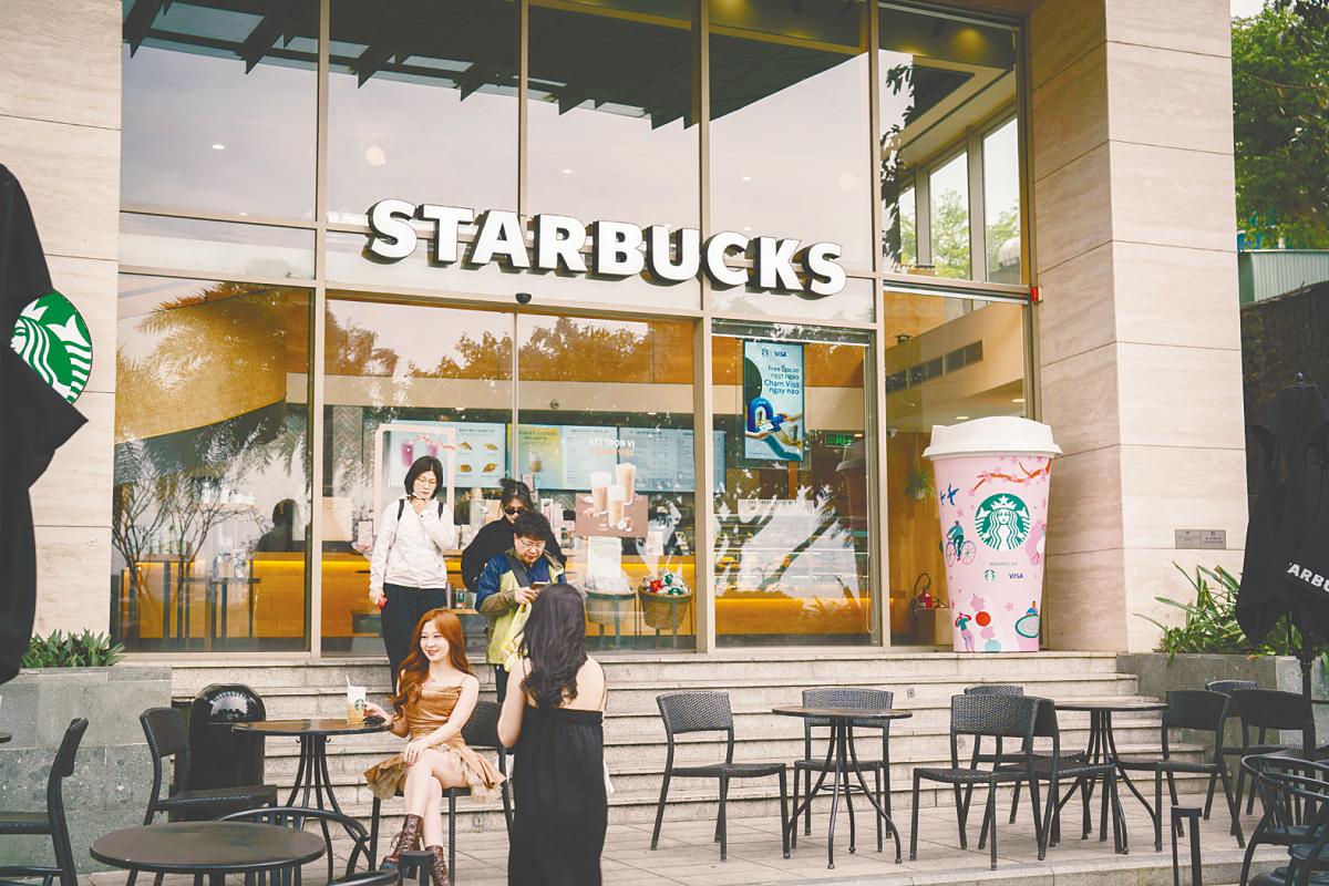 Starbucks not considering full China exit