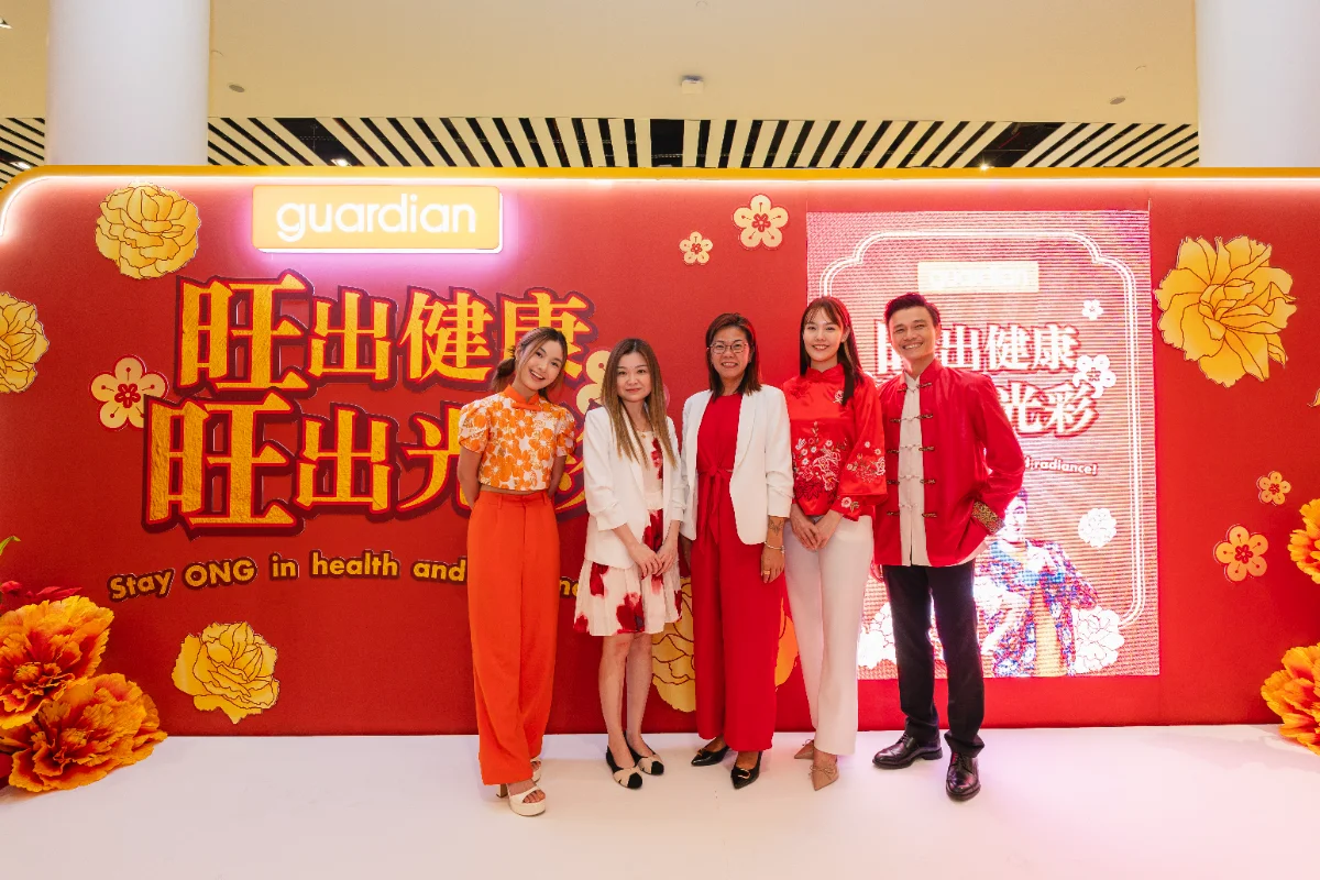 Erica soh, property director, guardian malaysia & brunei (centre) with the cast of guardian's cny mini-drama at the launch 043 (1)
