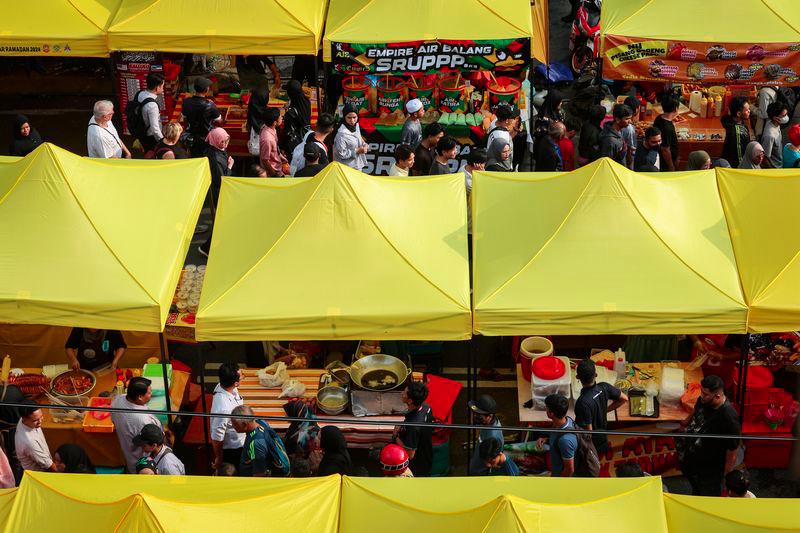 Strict action against traders who rent out Ramadan bazaar lots to foreigners 