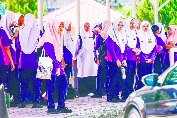 Study needed on use of ex-military wardens at schools