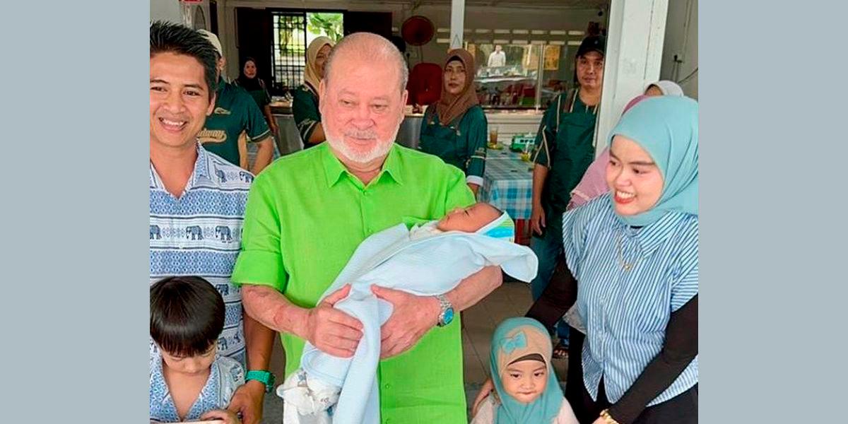 Sultan Ibrahim meets public at Dusun Panti R&R during Mersing trip Sultan Ibrahim meets public at Dusun Panti R&R during Mersing trip