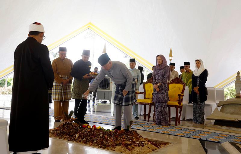 Sultan Nazrin, Tuanku Zara visit Pak Lah’s grave Sultan Nazrin, Tuanku Zara visit Pak Lah’s grave
