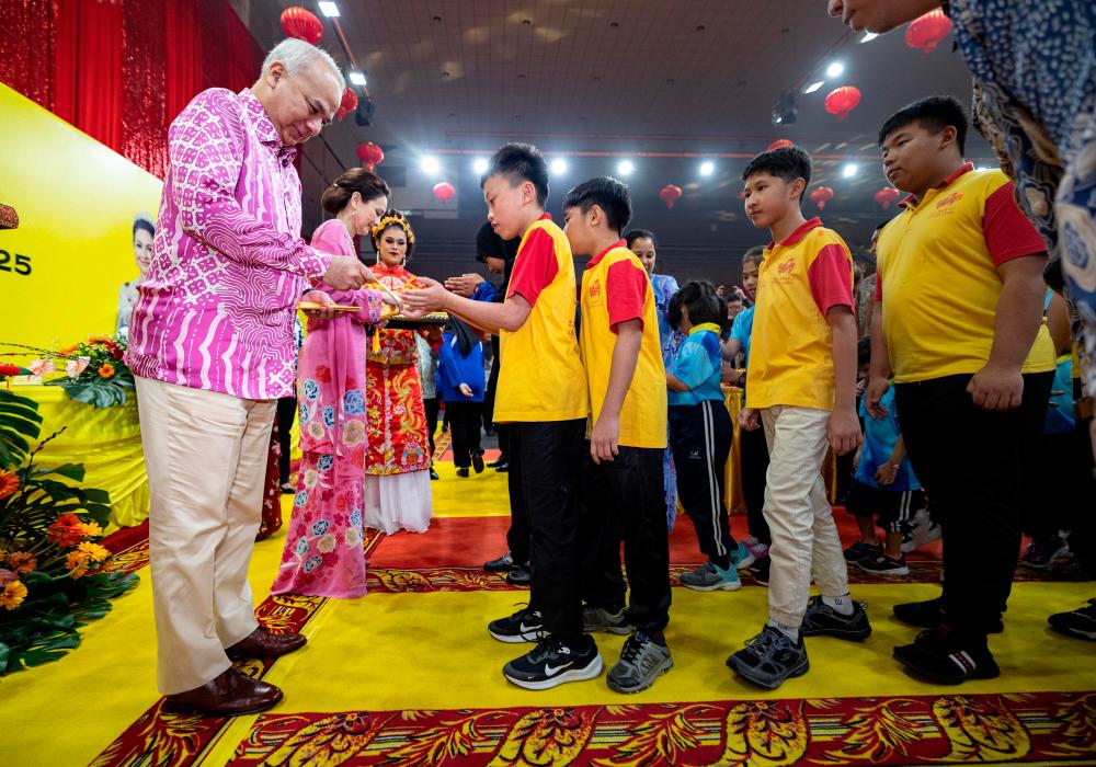 Sultan Nazrin graces Perak-level Chinese New Year celebration