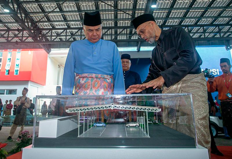 Sultan Nazrin officiates solar arch at UPSI
