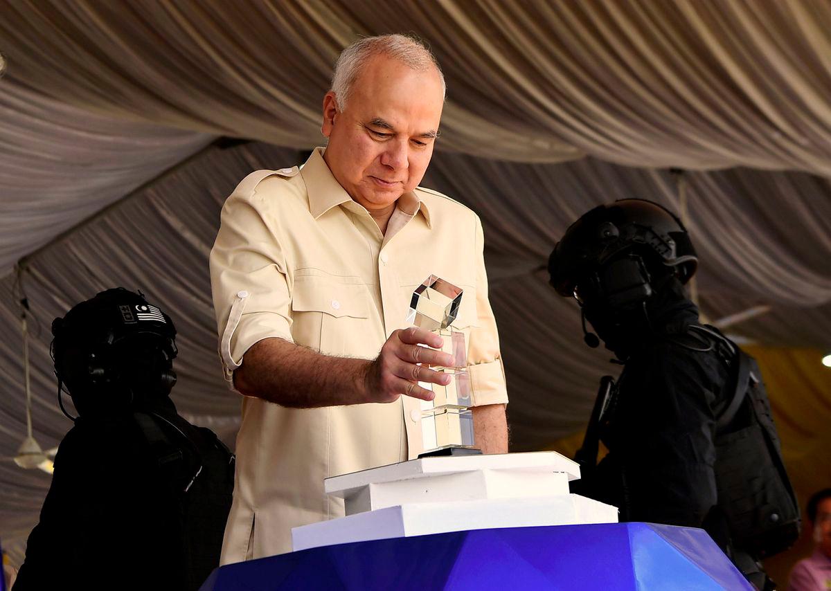 Sultan Nazrin opens Bagan Datuk Waterfront Square Sultan Nazrin opens Bagan Datuk Waterfront Square