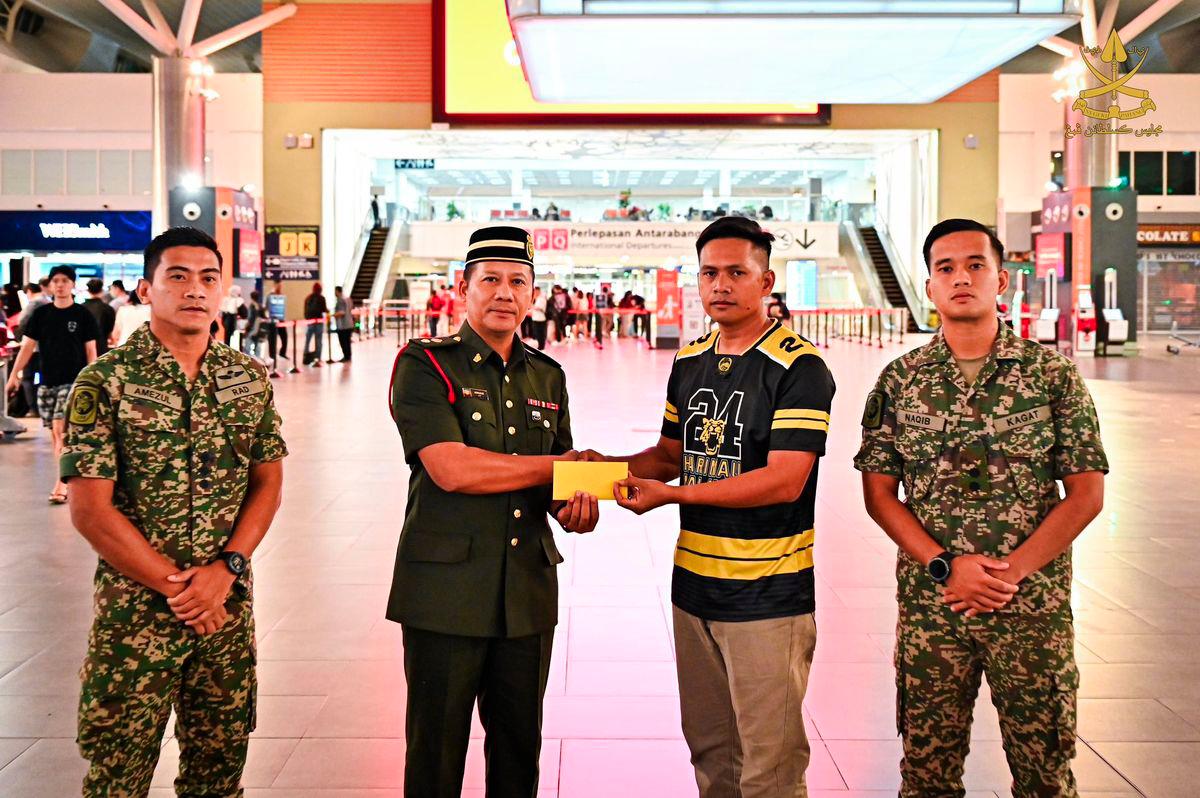 Sultan Pahang kurnia sumbangan kepada mangsa ribut di Temerloh Sultan Pahang kurnia sumbangan kepada mangsa ribut di Temerloh