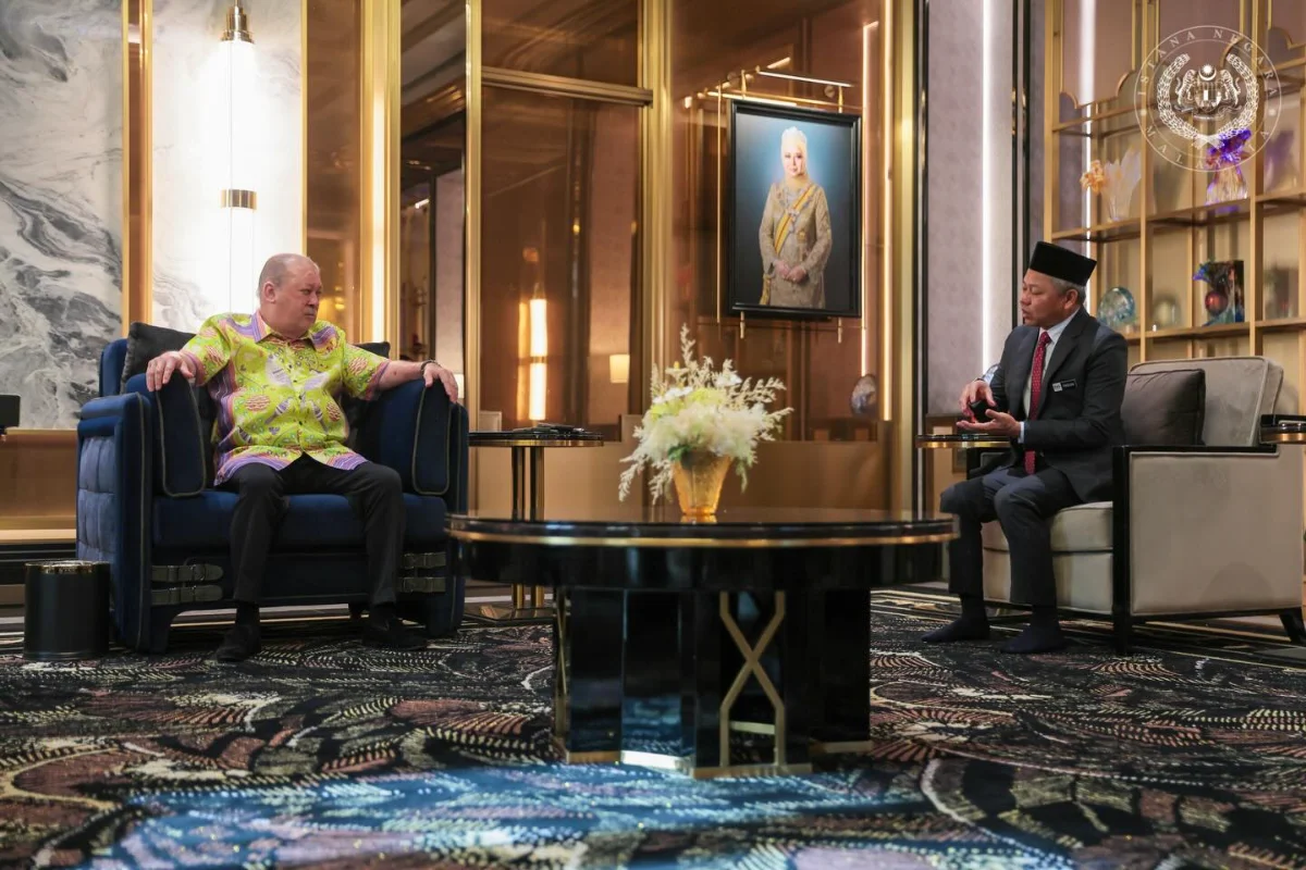 His Majesty Sultan Ibrahim, King of Malaysia, today expressed his consent to donate a mosque for residents in the Batu Muda area here. In a post on the Sultan Ibrahim Sultan Iskandar Facebook page, His Majesty said the two-acre site for the mosque, which has received royal approval, is located around the Batu Muda People’s Housing Project (PPR). “I have long wished to provide a mosque for residents in Kuala Lumpur, and after discussions with the Mayor, today, on this blessed Friday, this wish can be realised. “All costs related to the construction of this mosque will be borne by myself. I have decided that its design will be based on Masjid Kampung Mahmoodiah in Johor Bahru. May it be beneficial for all, in this world and the hereafter, In Shaa Allah,” Sultan Ibrahim said. His Majesty made these remarks to Kuala Lumpur Mayor Datuk Fadlun Mak Ujud, who was granted an audience at Istana Bukit Tunku today. Also present was director of the Kuala Lumpur City Hall Department of Town Planning, Rosli Nordin.
