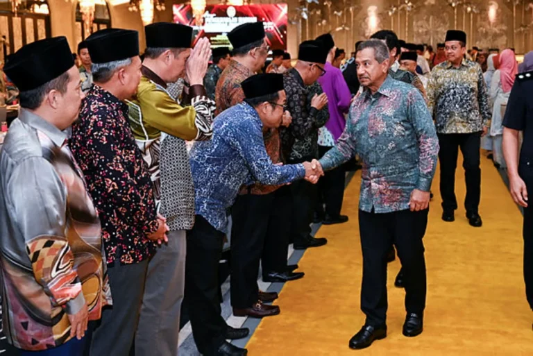 Sultan Terengganu berkenan kurnia hadiah pemenang ECIPIT