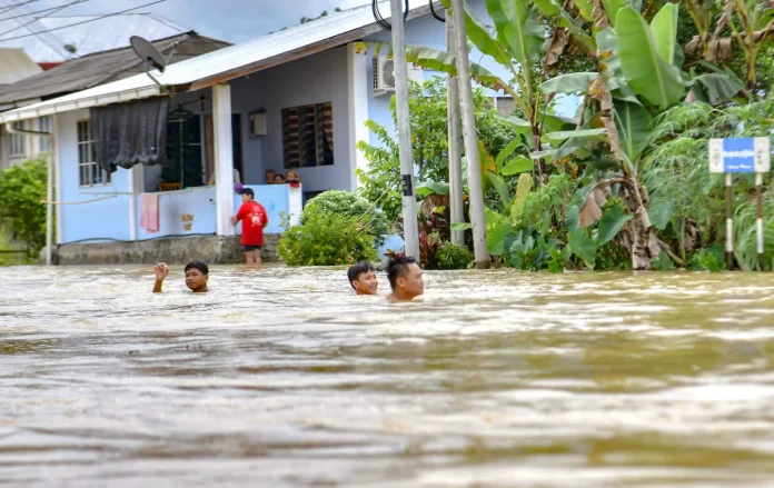 Sultan_Pahang_zahir_simpati_kepada_mangsa_banjir_di_Sarawak__Sabah