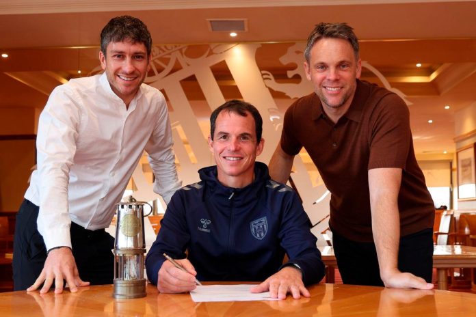 Sunderland coach Le Bris signs new contract until 2028