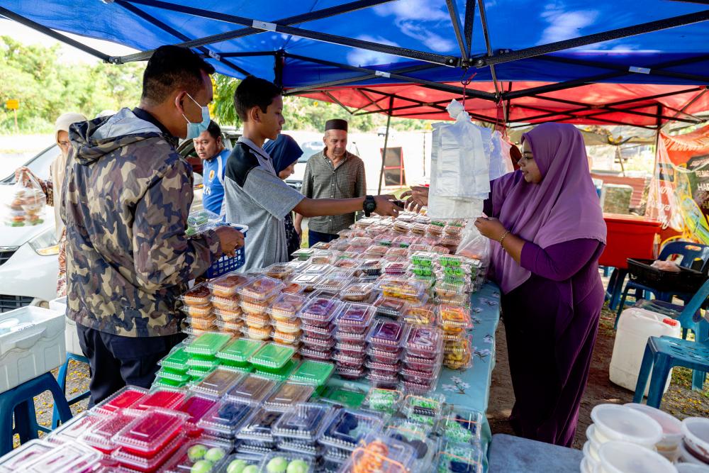 Sweet treats, steep prices –– Kuih vendors have “no choice” but to hike prices up to 25% this Raya Sweet treats, steep prices –– Kuih vendors have “no choice” but to hike prices up to 25% this Raya
