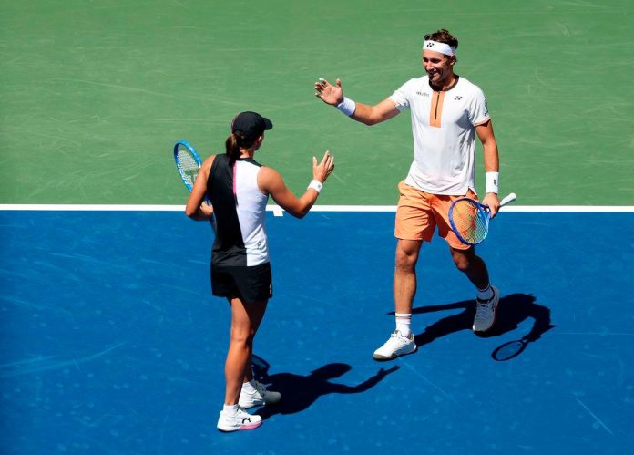 Swiatek, Ruud romp into US Open mixed doubles semis, Alcaraz, Djokovic out