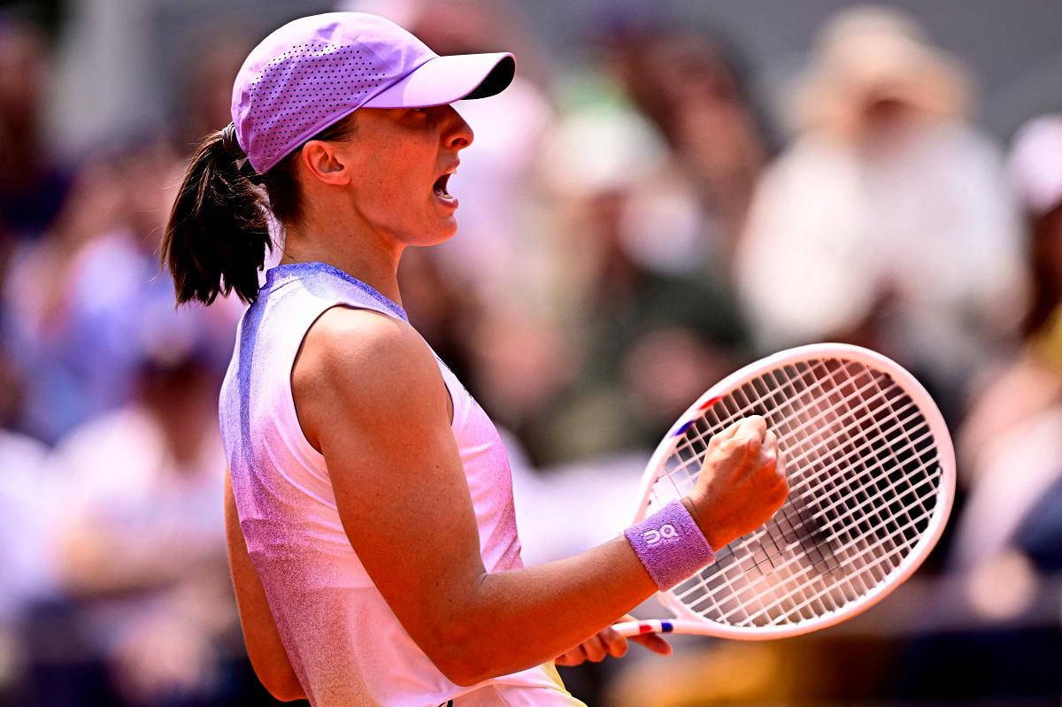 Swiatek and Sabalenka set up French Open semi-final clash as Alcaraz sweeps through Swiatek and Sabalenka set up French Open semi-final clash as Alcaraz sweeps through
