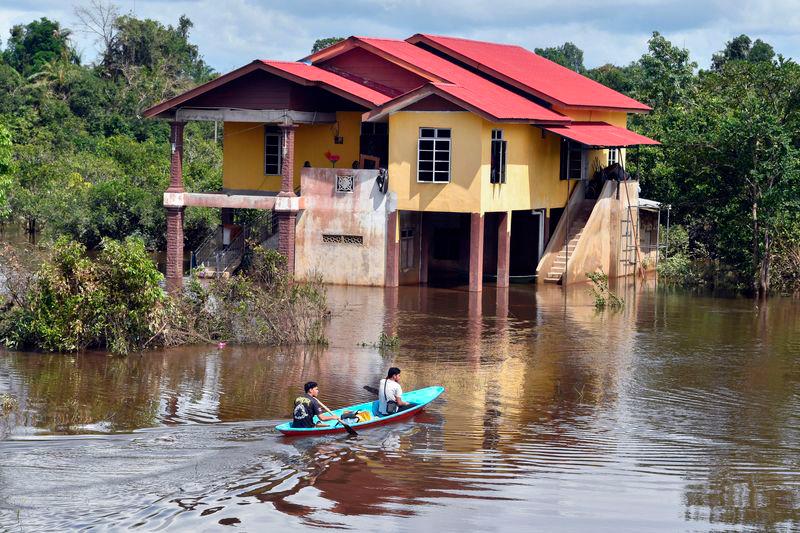 TNB continues efforts to restore electricity supply in flood-hit Johor TNB continues efforts to restore electricity supply in flood-hit Johor