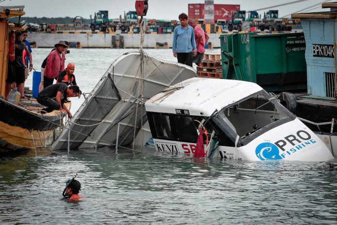 Tanjung Harapan boat capsize: Two missing victims likely drifted away while boat was towed - Fire dept Tanjung Harapan boat capsize: Two missing victims likely drifted away while boat was towed - Fire dept