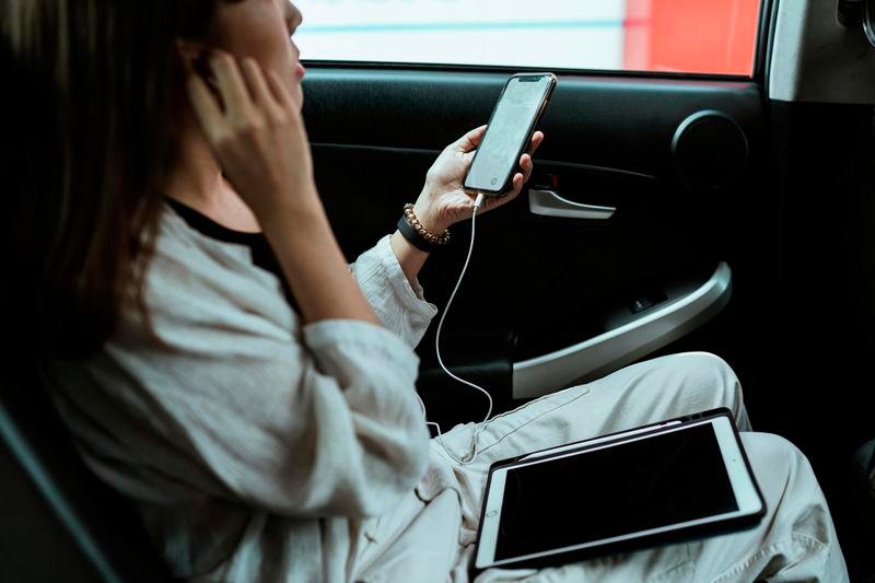 Taxi driver drags passenger out, dumps her on highway after heated argument Taxi driver drags passenger out, dumps her on highway after heated argument