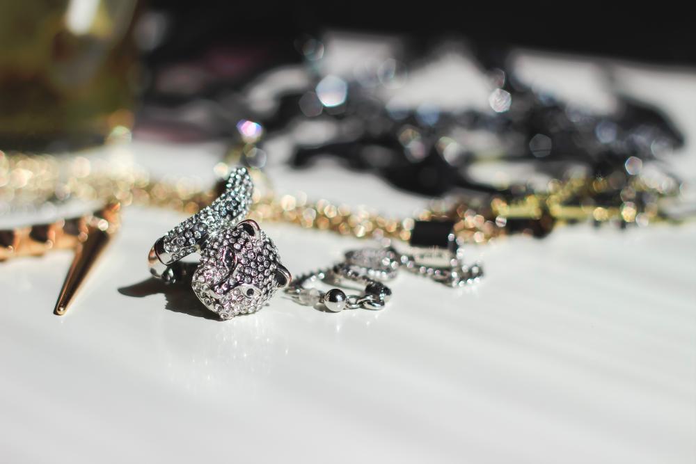 Teenager sells mom's RM620k worth of jewellery for RM36 to buy lip studs, sparks debate