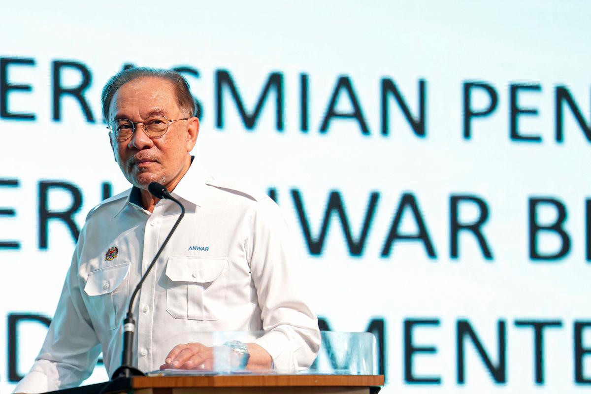 Tengku Zafrul delivers results, will stay on as minister despite UMNO exit - PM Anwar Tengku Zafrul delivers results, will stay on as minister despite UMNO exit - PM Anwar