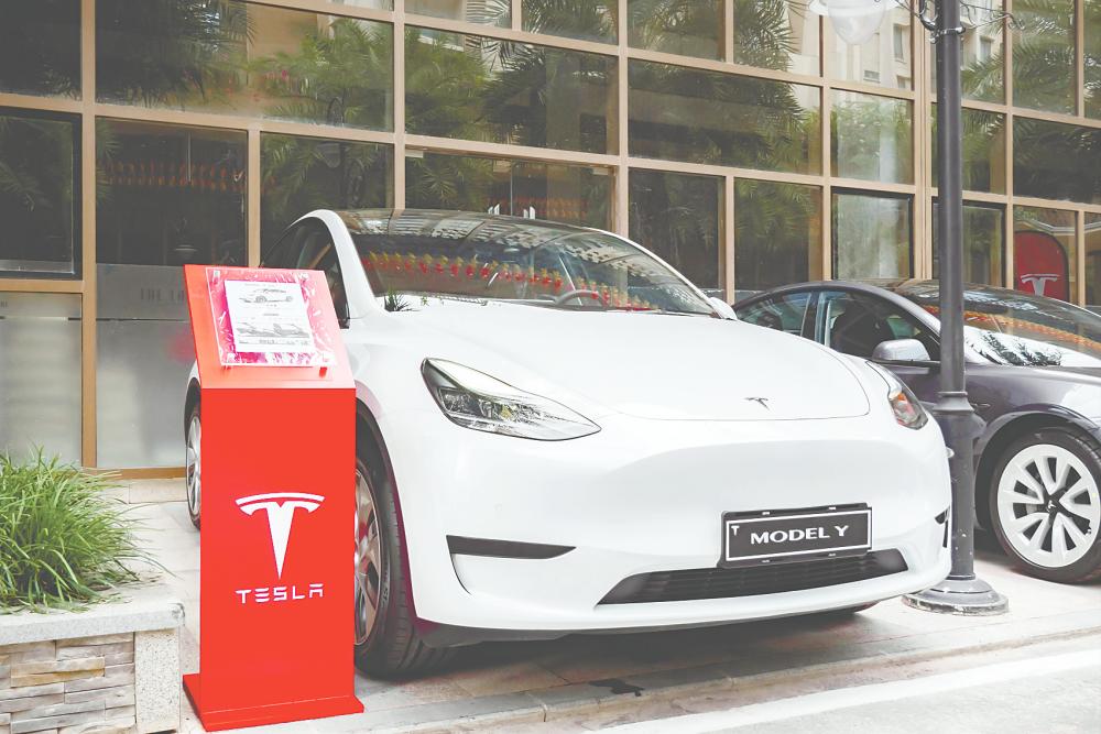 Tesla investors expect sales to drop again as Musk faces backlash Tesla investors expect sales to drop again as Musk faces backlash