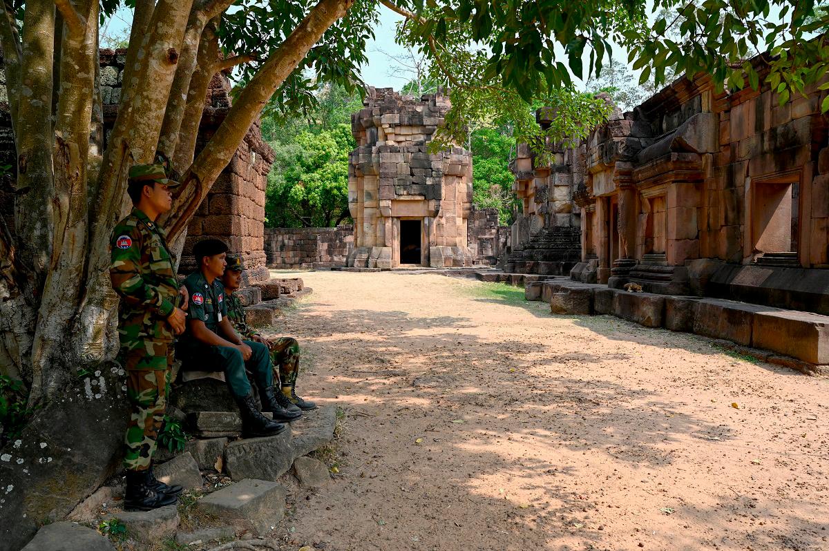 Thai, Cambodian army chiefs to meet over border clash Thai, Cambodian army chiefs to meet over border clash