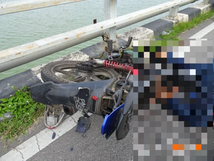 Thai_motorcyclist_killed_in_overtaking_crash_on_Kuala_Besut_bridge