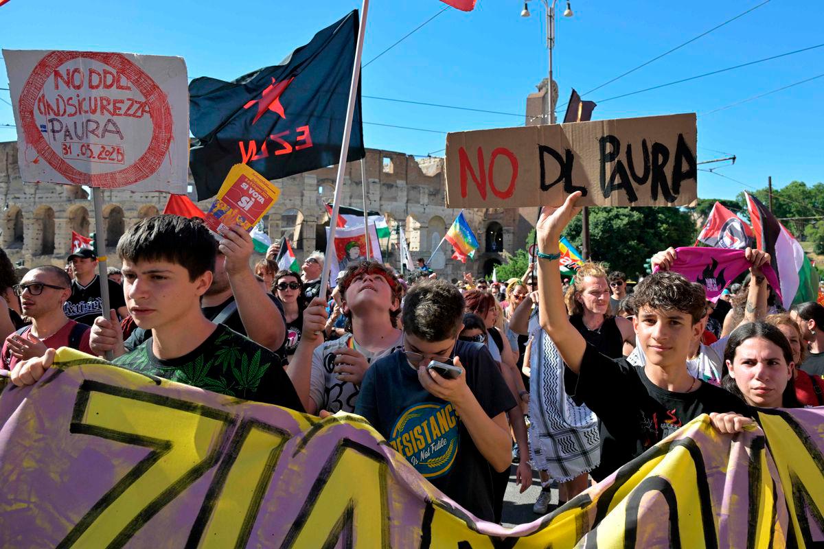 Thousands march in Rome against security clampdown law Thousands march in Rome against security clampdown law