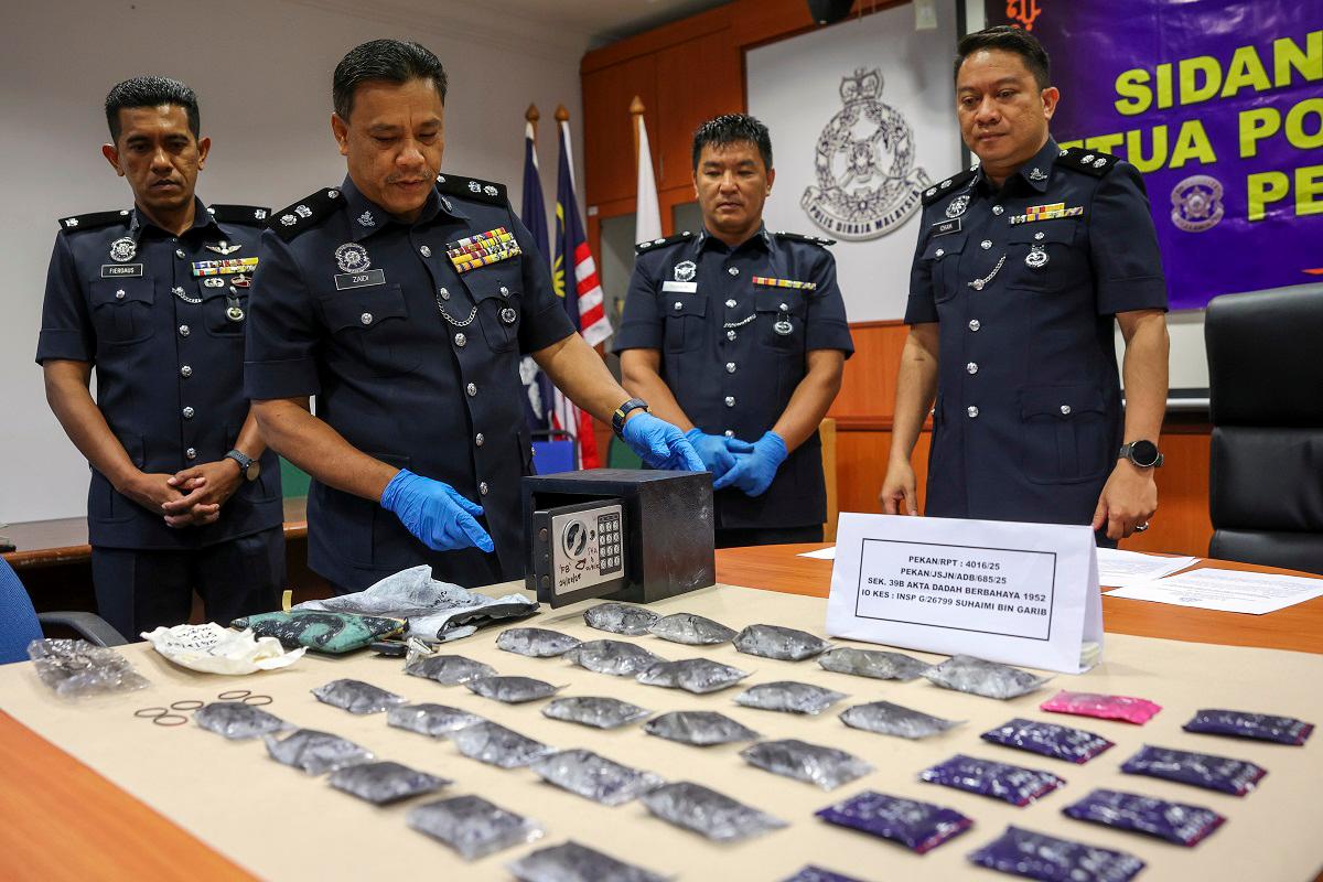 Three arrested with RM32,000 drugs in Pekan police raids Three arrested with RM32,000 drugs in Pekan police raids