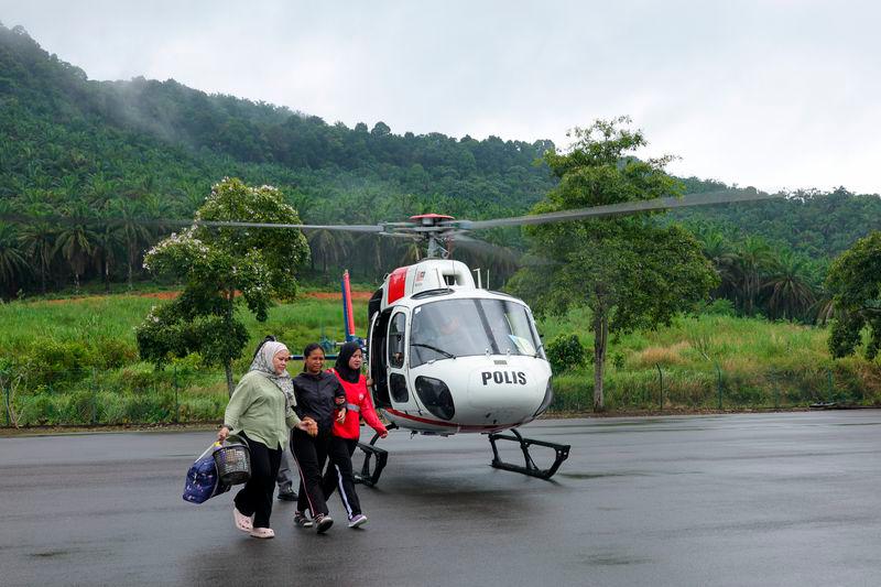 Tiga ibu mengandung Orang Asli mangsa banjir dipindah keluar dengan helikopter Tiga ibu mengandung Orang Asli mangsa banjir dipindah keluar dengan helikopter