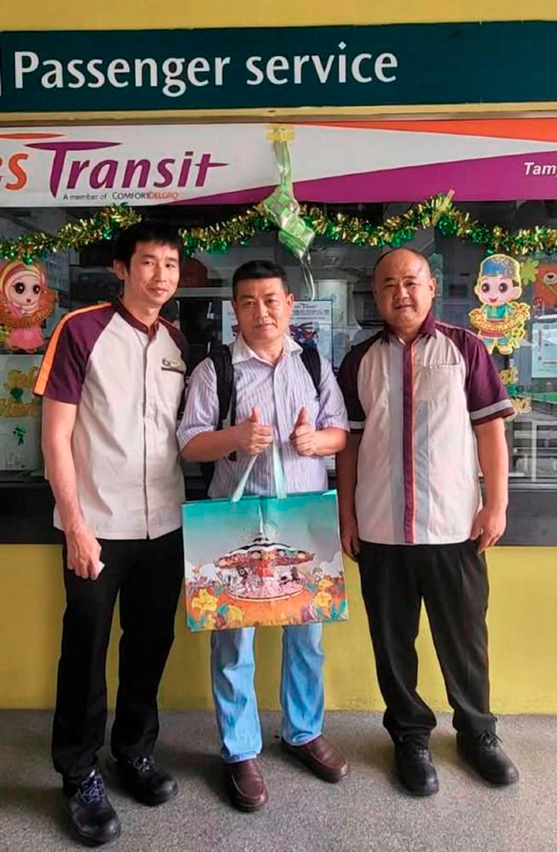 Tindakan pantas kakitangan bas Singapura pulangkan S$10,000 kepada penumpang yang bersyukur Tindakan pantas kakitangan bas Singapura pulangkan S$10,000 kepada penumpang yang bersyukur