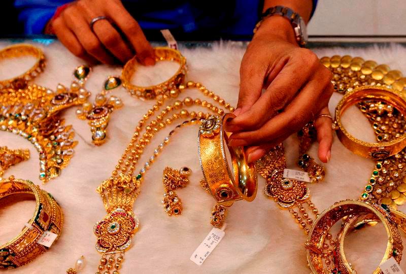 Trade war woes propel gold to record highs 