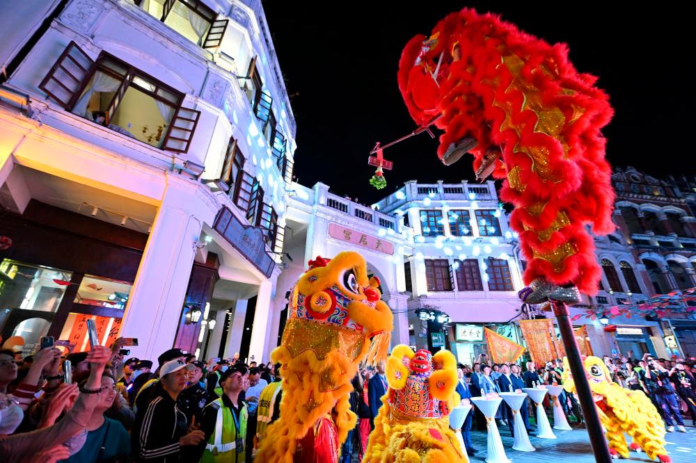 Tropical Hainan Island, China: Tourist's Paradise Filled with Sunshine, Hospitality Tropical Hainan Island, China: Tourist's Paradise Filled with Sunshine, Hospitality