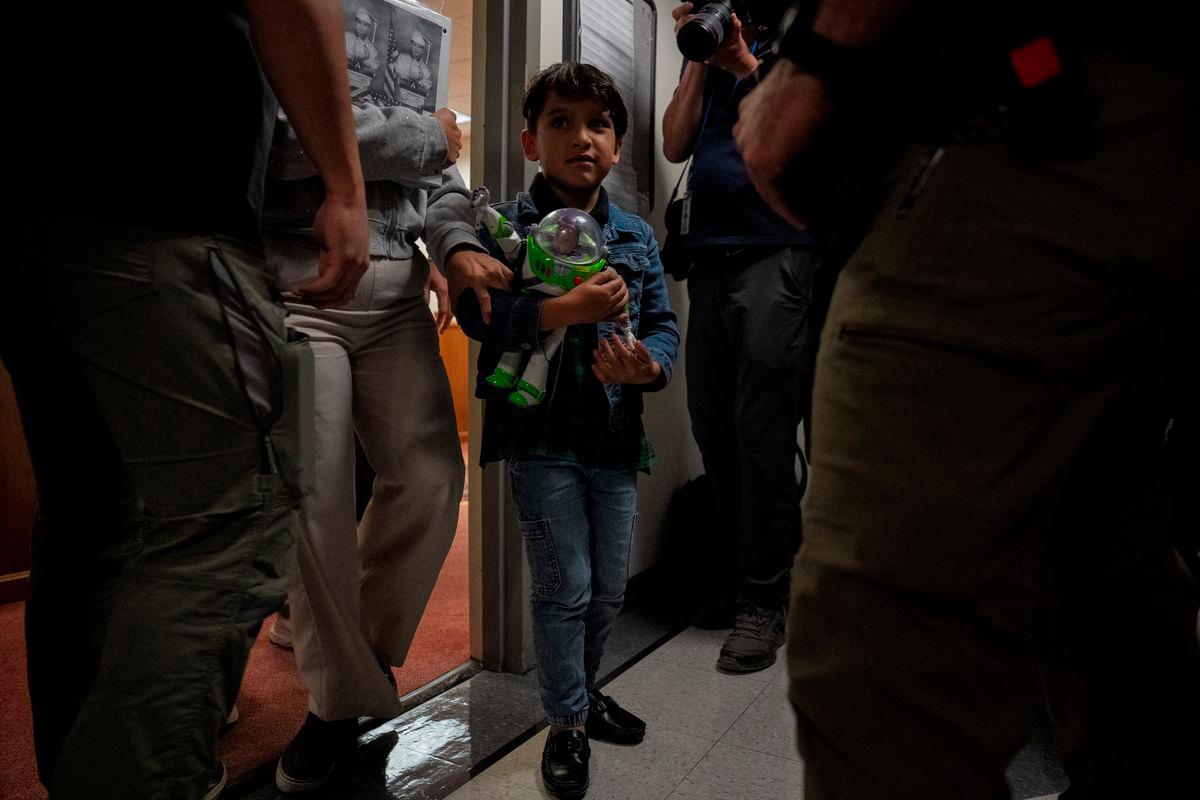 Trump asks Supreme Court to lift limits on ICE raids Trump asks Supreme Court to lift limits on ICE raids