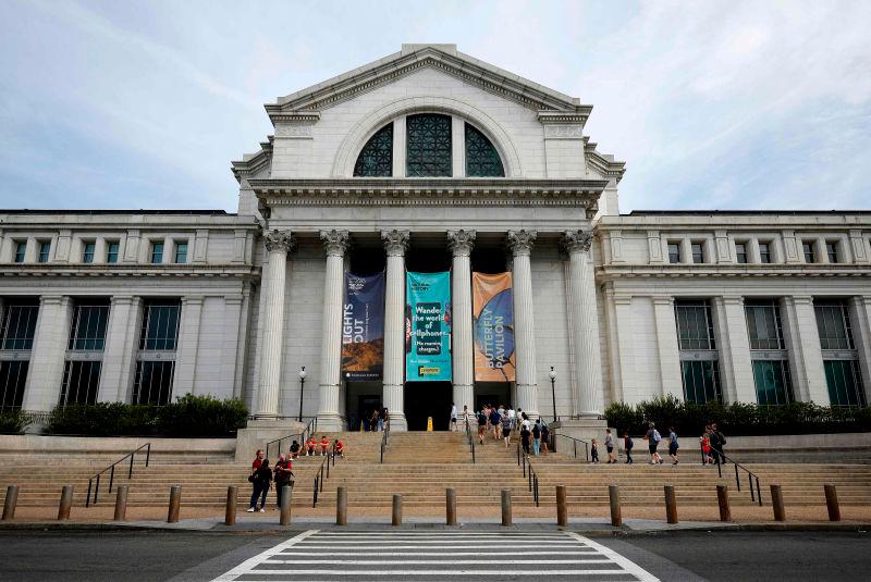 Trump order targets 'improper ideology' at famed US museums Trump order targets 'improper ideology' at famed US museums