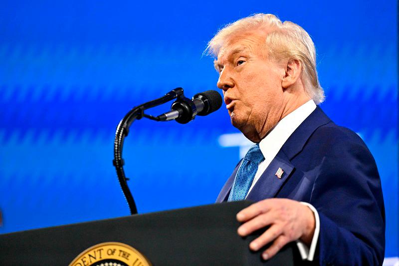 Trump orders halt to federal funding for undocumented migrants Trump orders halt to federal funding for undocumented migrants